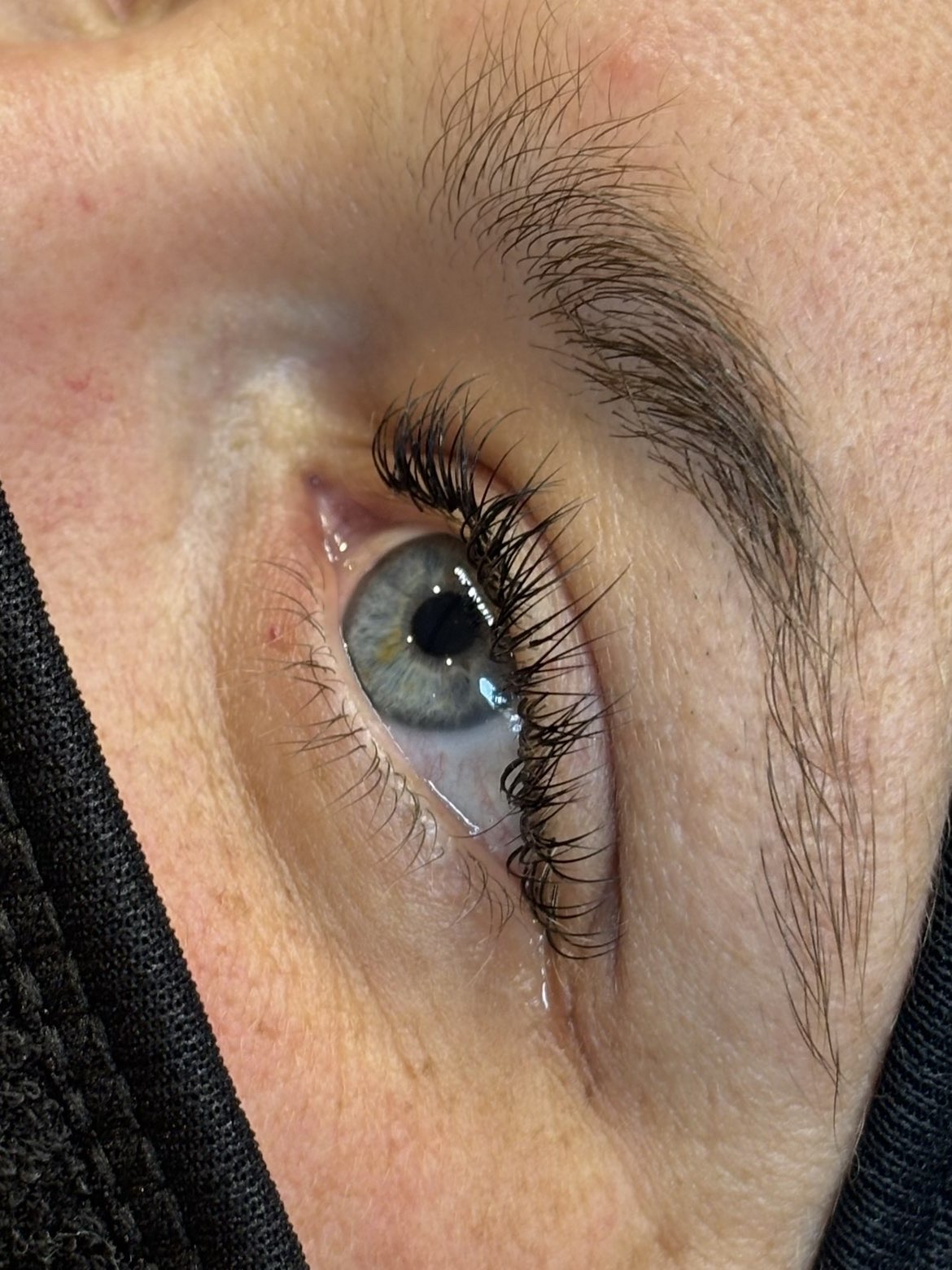 Résultat d'une extension de cils mixte réalisée à l'institut de Célia C. à Rosières, Ardèche