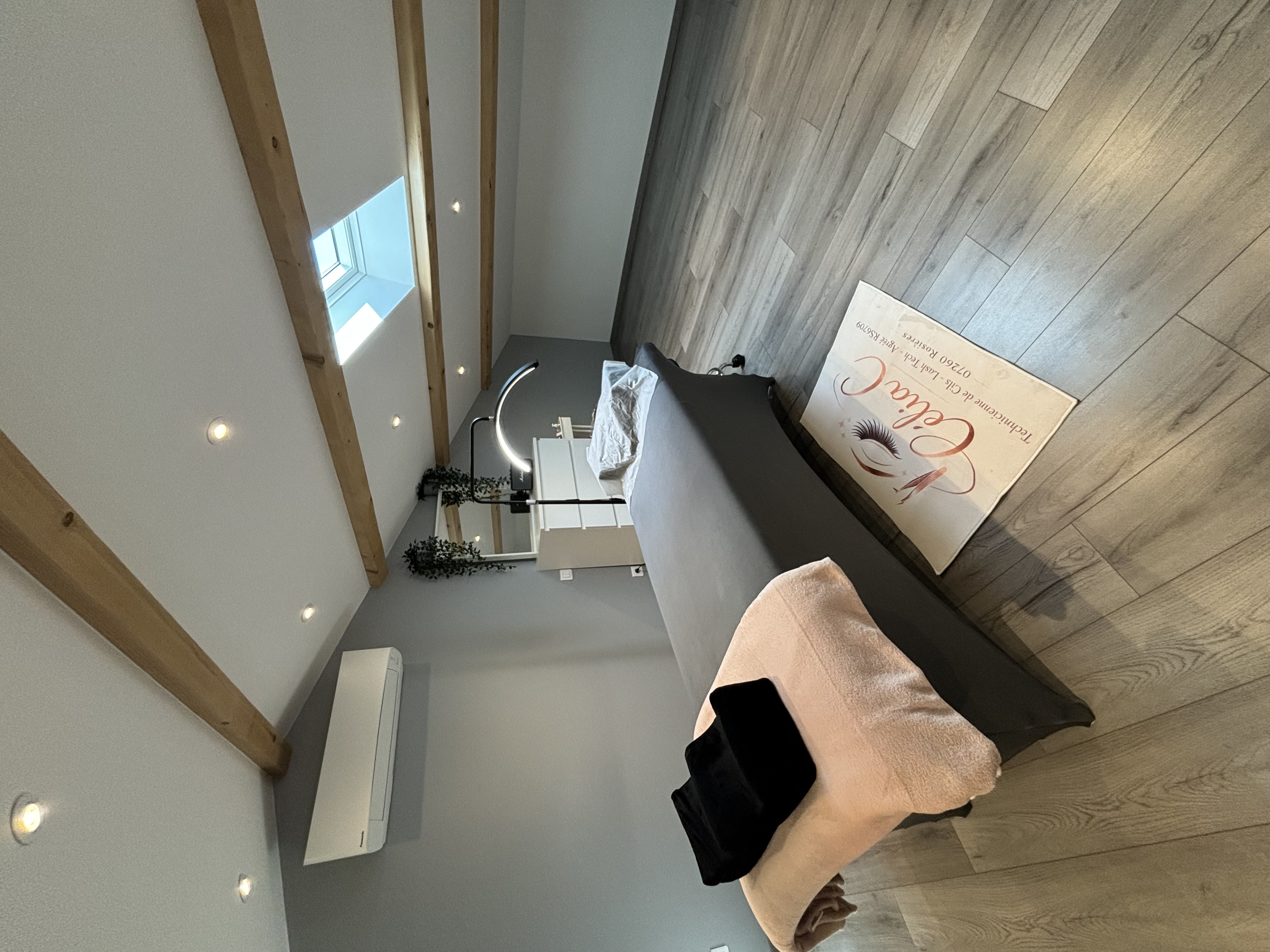 Vue d'ensemble de l'institut de Célia, technicienne de cils à Rosières