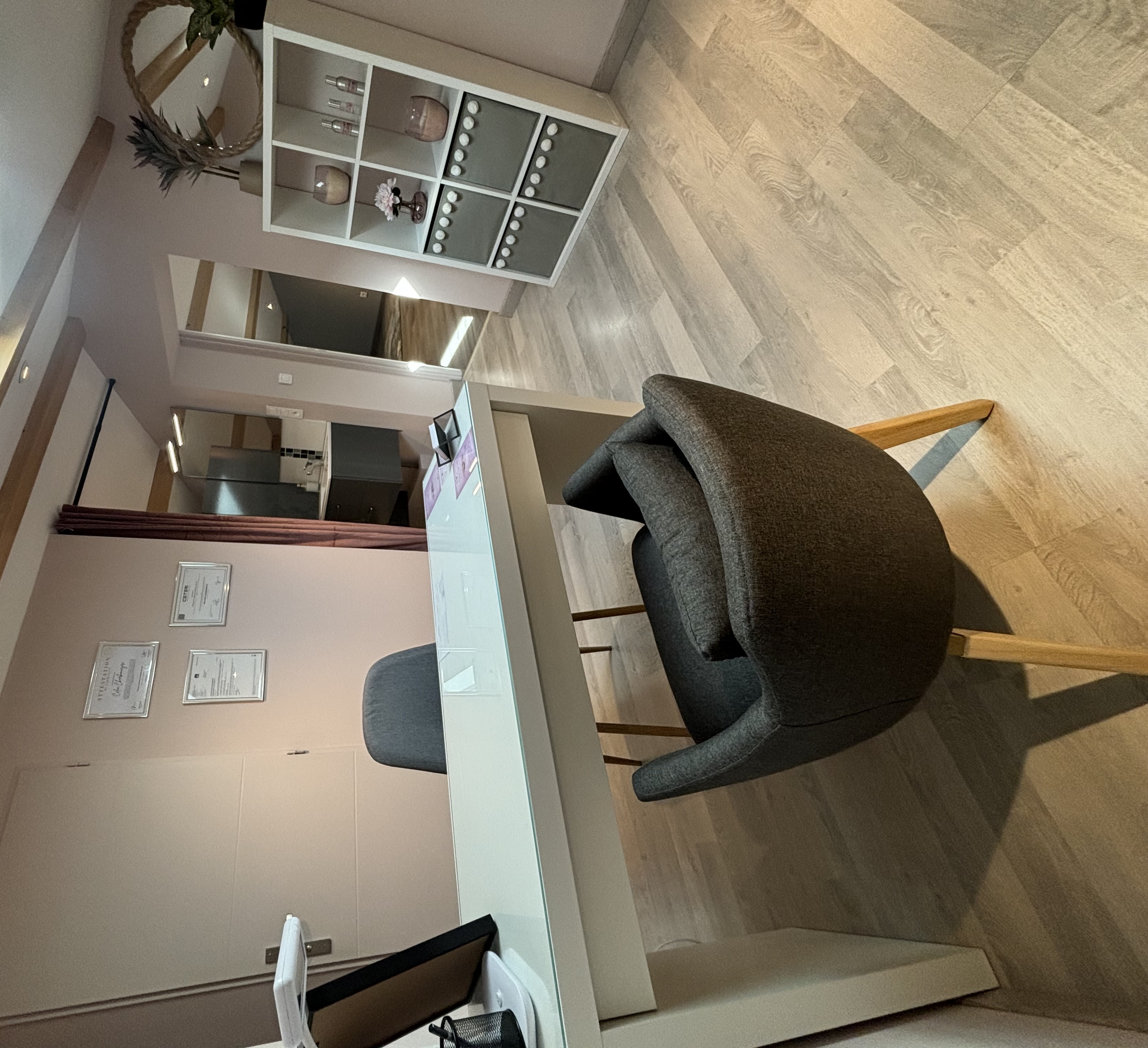 Espace de travail soigné avec lit de pose et éclairage professionnel